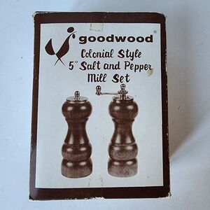 Vintage Goodwood Colonial Style 5" Pepper Mill and Salt Shaker Set Taiwan 105